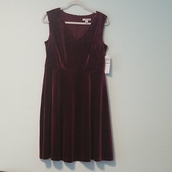 Maroon velvet dress - Picture 1 of 6
